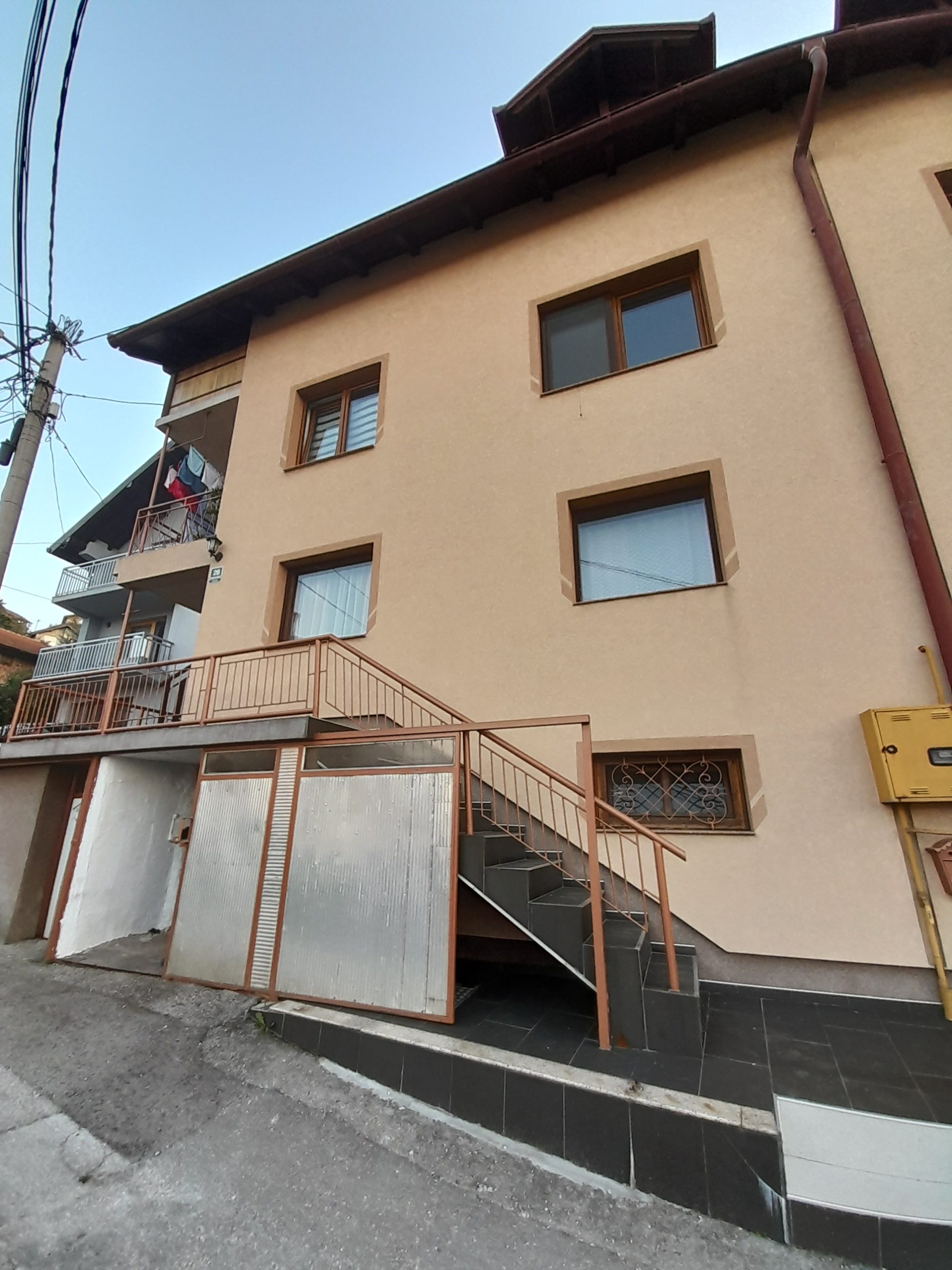 🏠🏠🏠🏠🏠🏠🏠🏠🏠🏠🏠🏠🏠🏠🏠🏠              Agencija Platinum Star Sarajevo iz svoje ponude izdvaja prodaju kuće na atraktivnoj lokaciji opštine Novi Grad, Švrakino Selo, 5 min od glavne ceste I javnog prevoza.