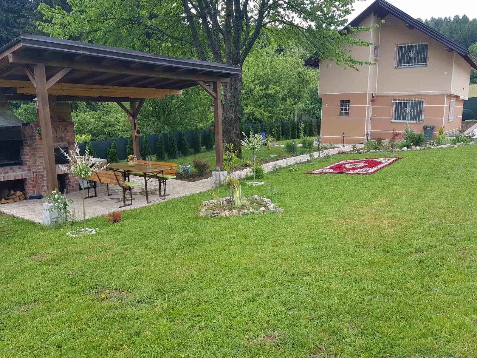 Agencija za nekretnine Platinum star iz svoje ponude izdvaja prodaju kuće na lokaciji opštine Hadžići.