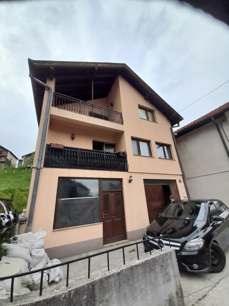 Agencija za nekretnine Platinum STAR izdvaja iz svoje ponude prodaju kuće i okućnice u opštini Stari Grad, Sarajevo, ulica Lipe.